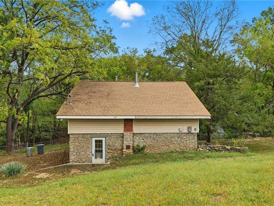 5417 NW Hillside Dr, Kansas City, MO 64151