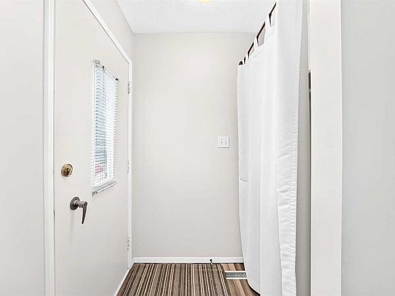 4th image of 755 S Kingsmere Cres SW