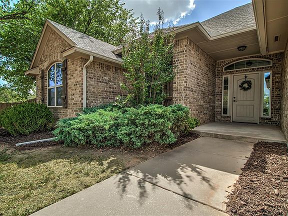 3rd image of 876 Crooked Oak Cir