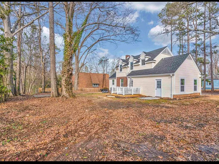 2580 Club Dr — Photo 3