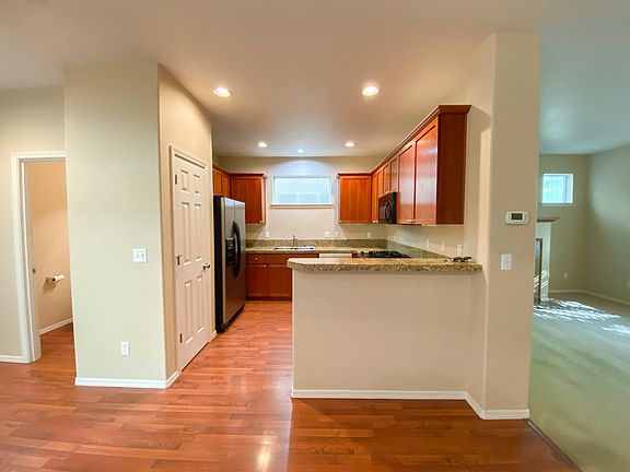 4th image of 1161 SE Roundelay St