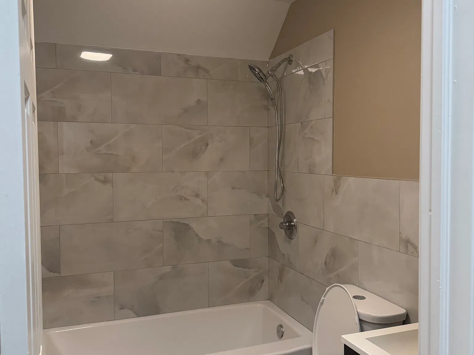 3 bed, 850 sqft, $2,495 — Photo 3