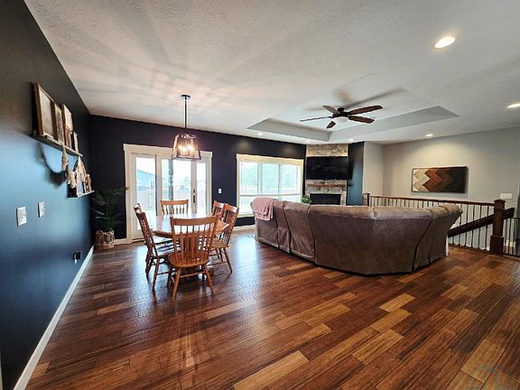 5th image of 530 Larkspur Way