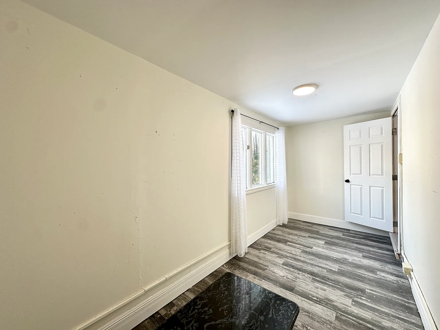Room 6 - 74 Adelaide St S Lindsay ON — Photo 2
