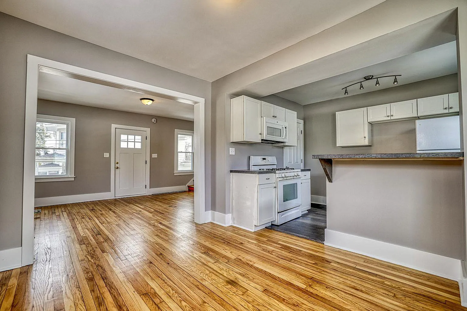 3 bed, 1200 sqft, $1,350 — Photo 1