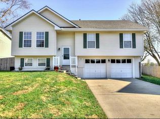 1015 NE 194th Ter, Smithville, MO 64089