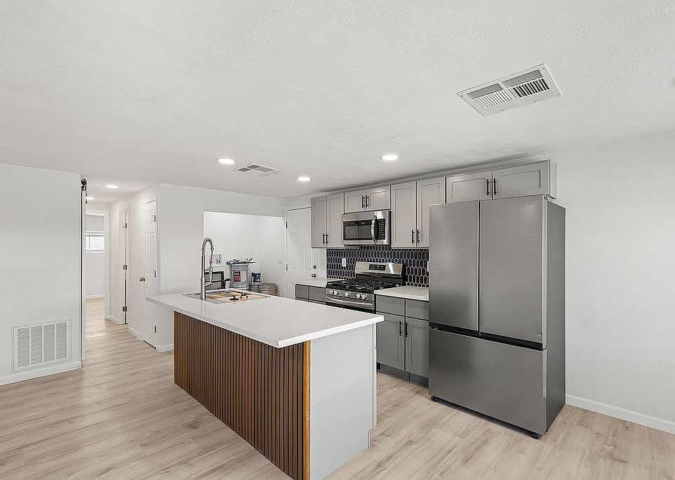 7th image of 410 N 67th Ln