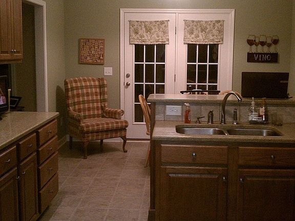 Eat-in kitchen