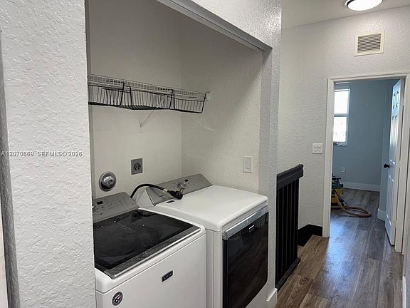 4th image of 1013 NE 42nd Ave