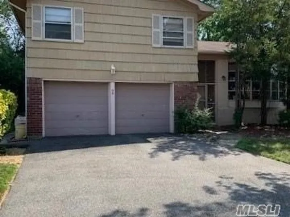 46 Bonnie Dr, Westbury, NY 11590