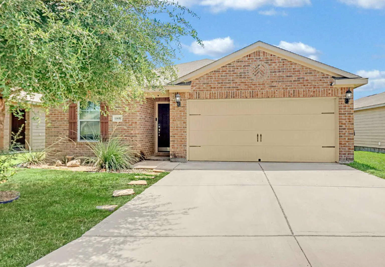 3 bed, 2.0 bath, 1404 sqft, $1,700 — Photo 1