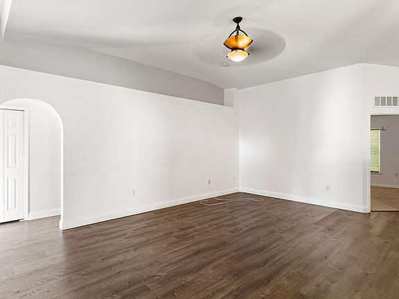 4th image of 275 King Arthur Ct