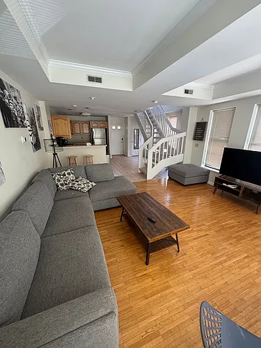 133 Walton St Photo 1