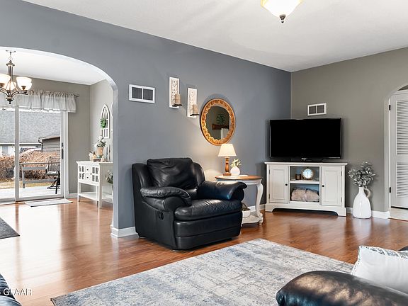4th image of 335 2nd Ave NW