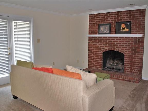 4th image of 109 Chippendale Ct