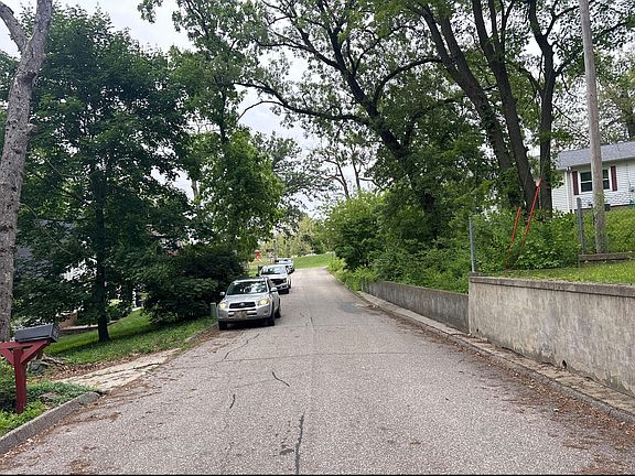 5th image of 107 Waterbury Rd