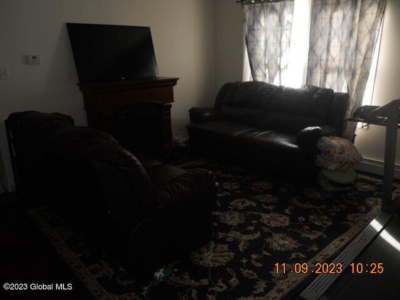 4th image of 1693 Carrie Street