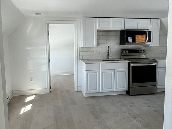 3rd image of 302 Jefferson St #2
