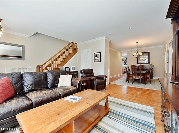 2nd image of 1926 W Melrose St #1