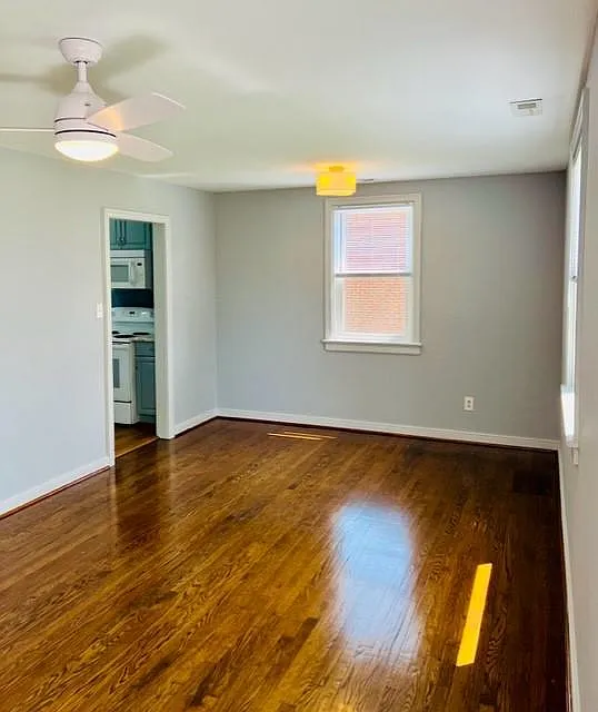 3 bed, 925 sqft, $2,100 — Photo 3