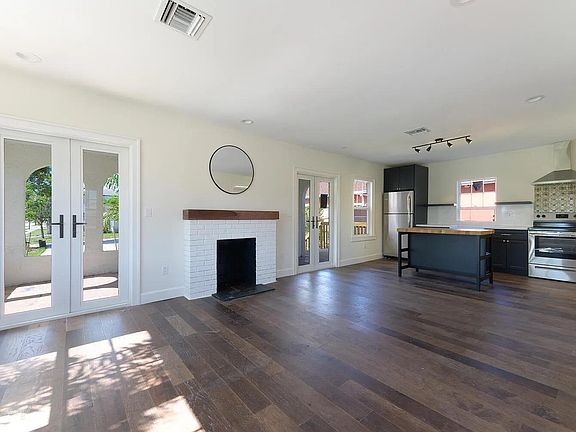 4th image of 1225 N Sapodilla Ave