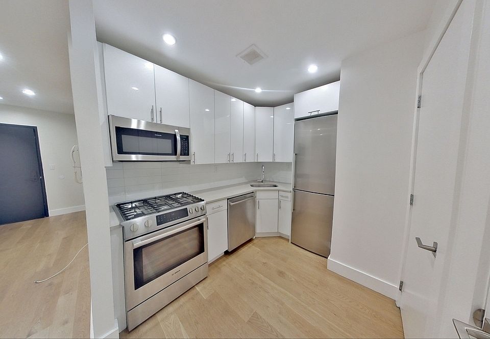 1st image of 114 E 40th St #3DD