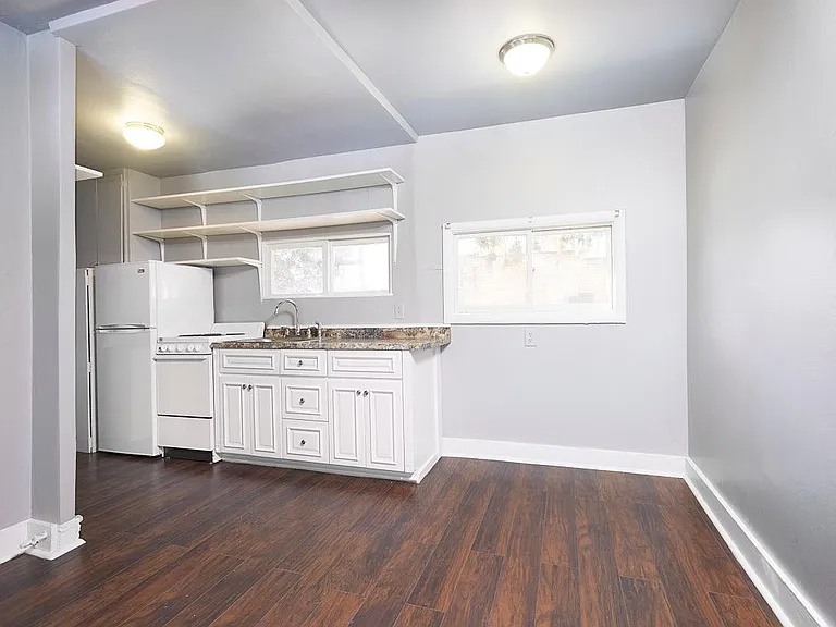 1118 E Platte Ave #B — Photo 4