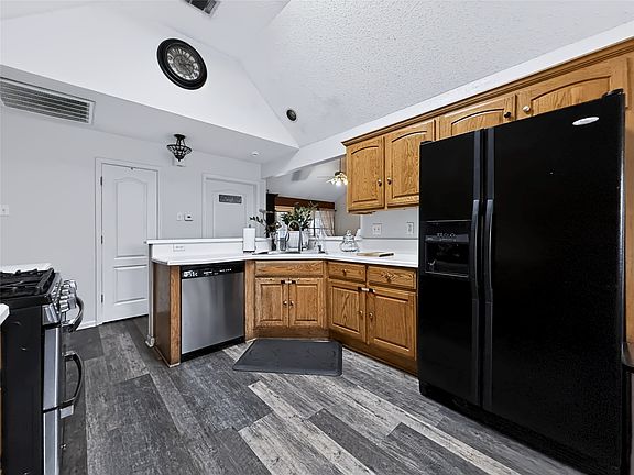 3rd image of 816 Crestline Dr