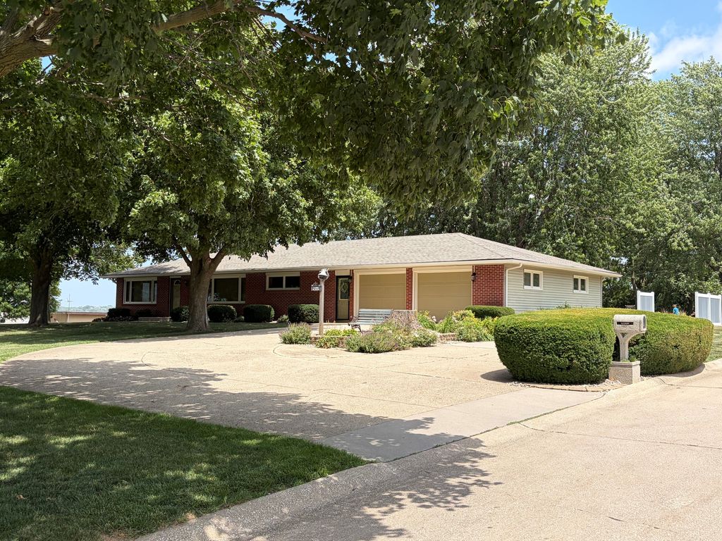 2110 Crestview Dr - Property Image