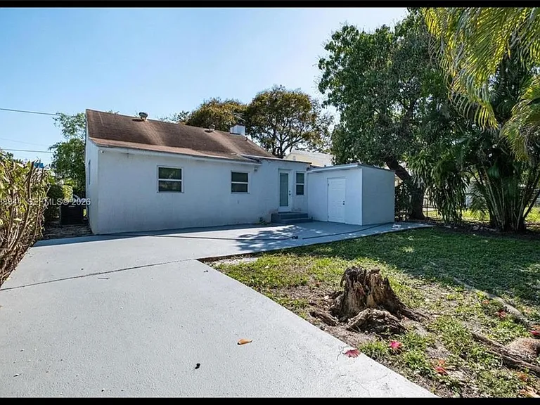 529 NW 42nd St — Photo 10