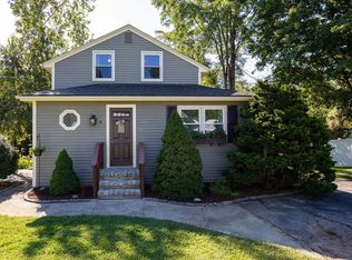 8 Beacon St, Uxbridge, MA 01569
