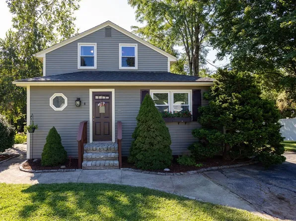 8 Beacon St, Uxbridge, MA 01569