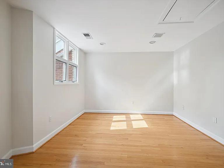5330 Connecticut Ave NW — Photo 33