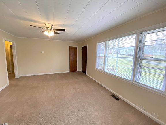 3rd image of 110 Circle Dr