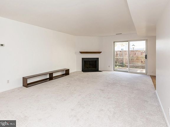 3rd image of 1740 Oakwood Ter APT 14G