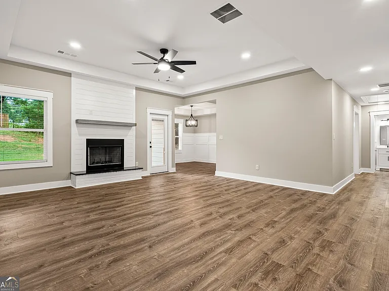 240 Clearwater Dr — Photo 2