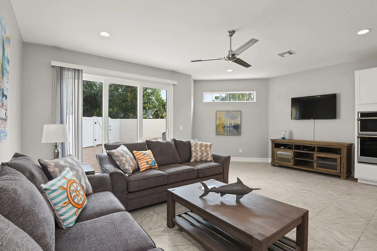 3 bed, 2.0 bath, 3552 sqft, $6,786 — Photo 2