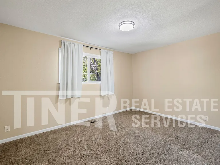 1721 Oakwood Dr — Photo 16
