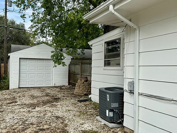 4th image of 914 W Maple St
