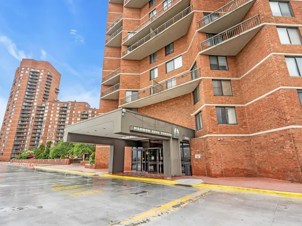 2508 Harmon Cove Tower image 2 of 24