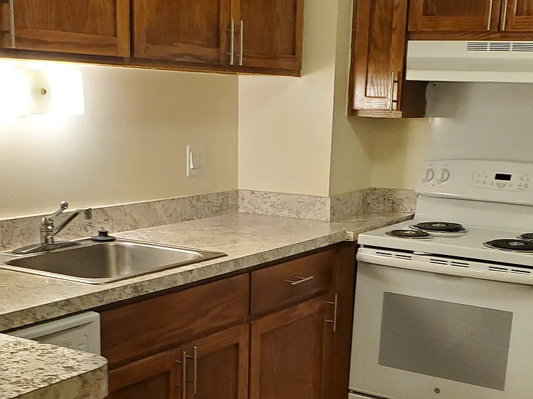 Lakeside Village Apartments — Photo 115