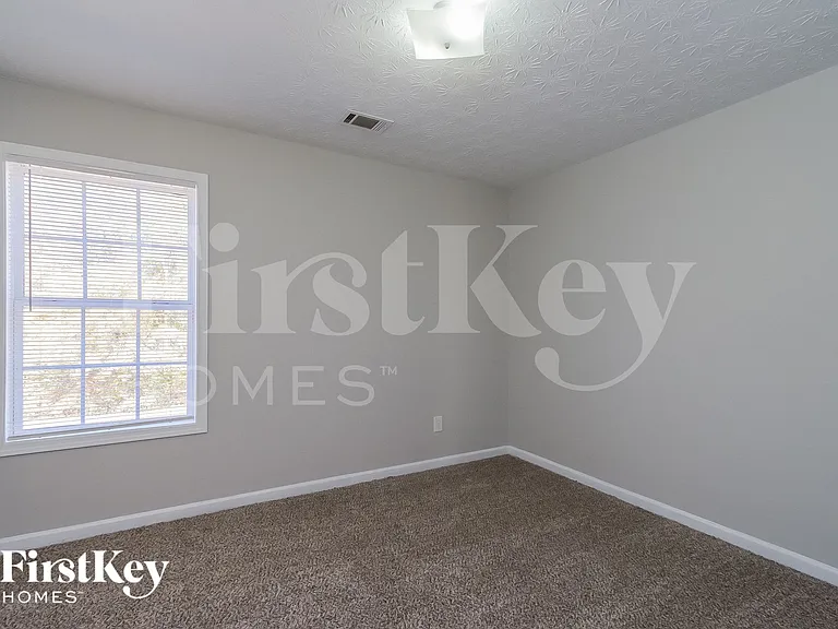 915 Midway Rd — Photo 12