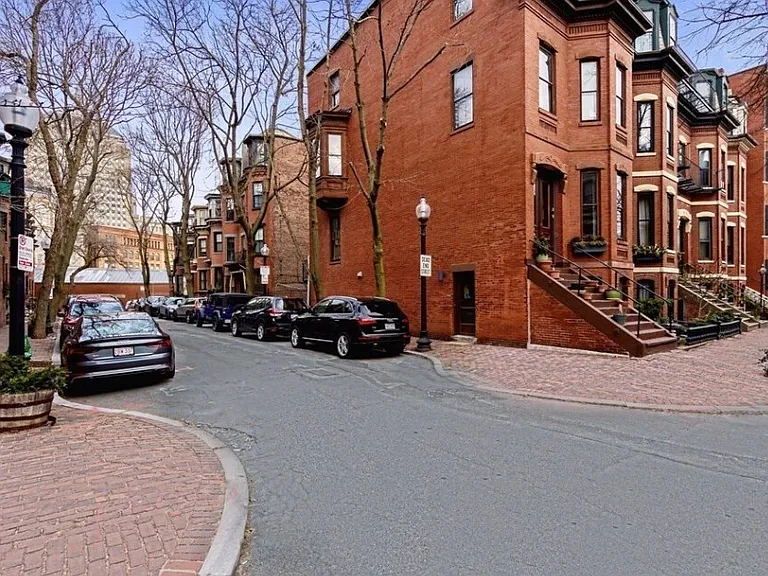 Saint Charles St — Photo 3