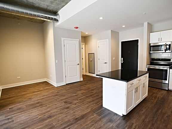 5th image of 3817-45 N Broadway St #3833-406