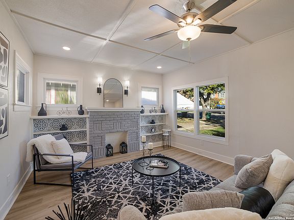 3rd image of 510 W MISTLETOE AVE