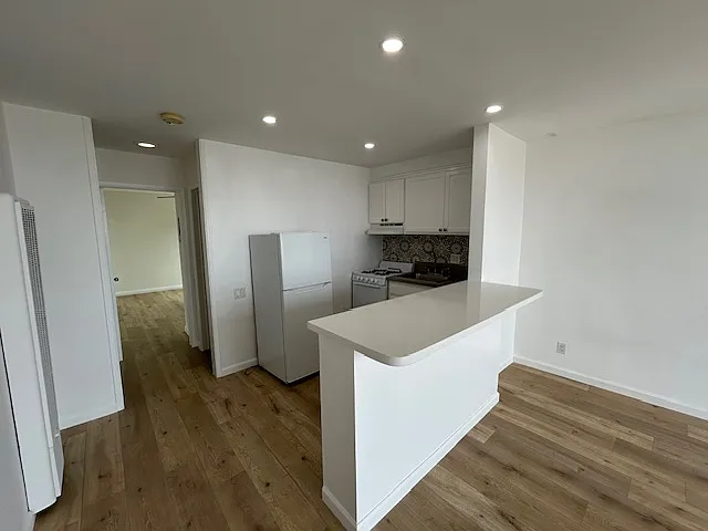Beach House Apartments — Photo 33