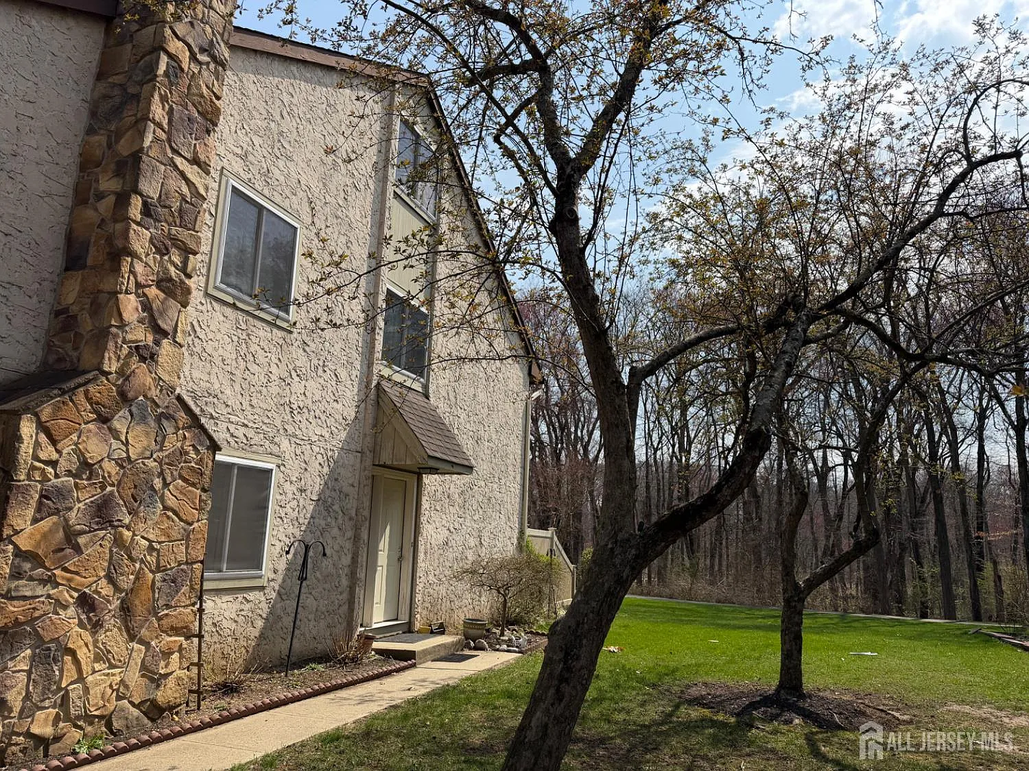 3 bed, 2.5 bath, 2216 sqft, $3,600 — Photo 3
