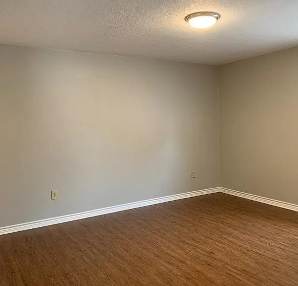 409 E Emory St — Photo 15