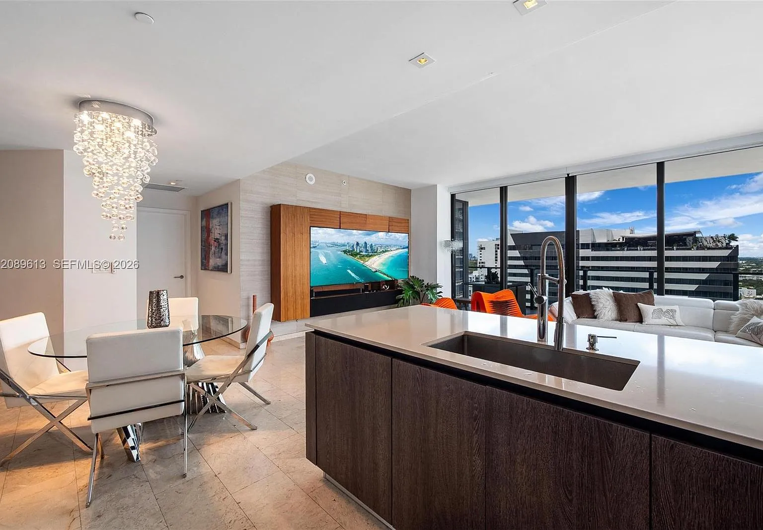 Rise Condo — Photo 3