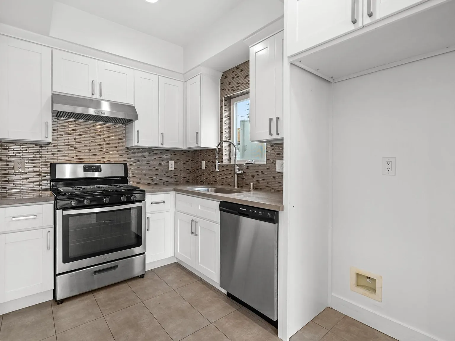 2 bed, 1.5 bath, 1030 sqft, $3,200 — Photo 3